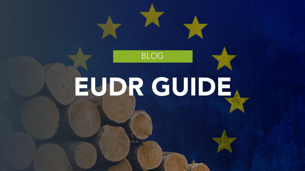 Überlagetext "Blog - EUDR Guide" mit Flagge der EU und Rundholzstapel im Hintergrund.