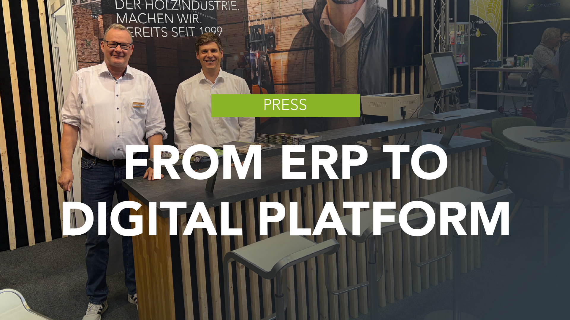 "Vom ERP zur Plattform" Überlagetext. Im Hintergrund Robert Rother und Marcus Wieser auf der Internationalen Holzmesse 2026 in Klagenfurt.